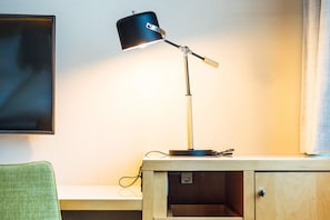 Phòng Tiêu chuẩn, 1 giường cỡ queen, không hút thuốc | Bộ đồ giường kháng dị ứng, minibar, két bảo mật tại phòng, bàn