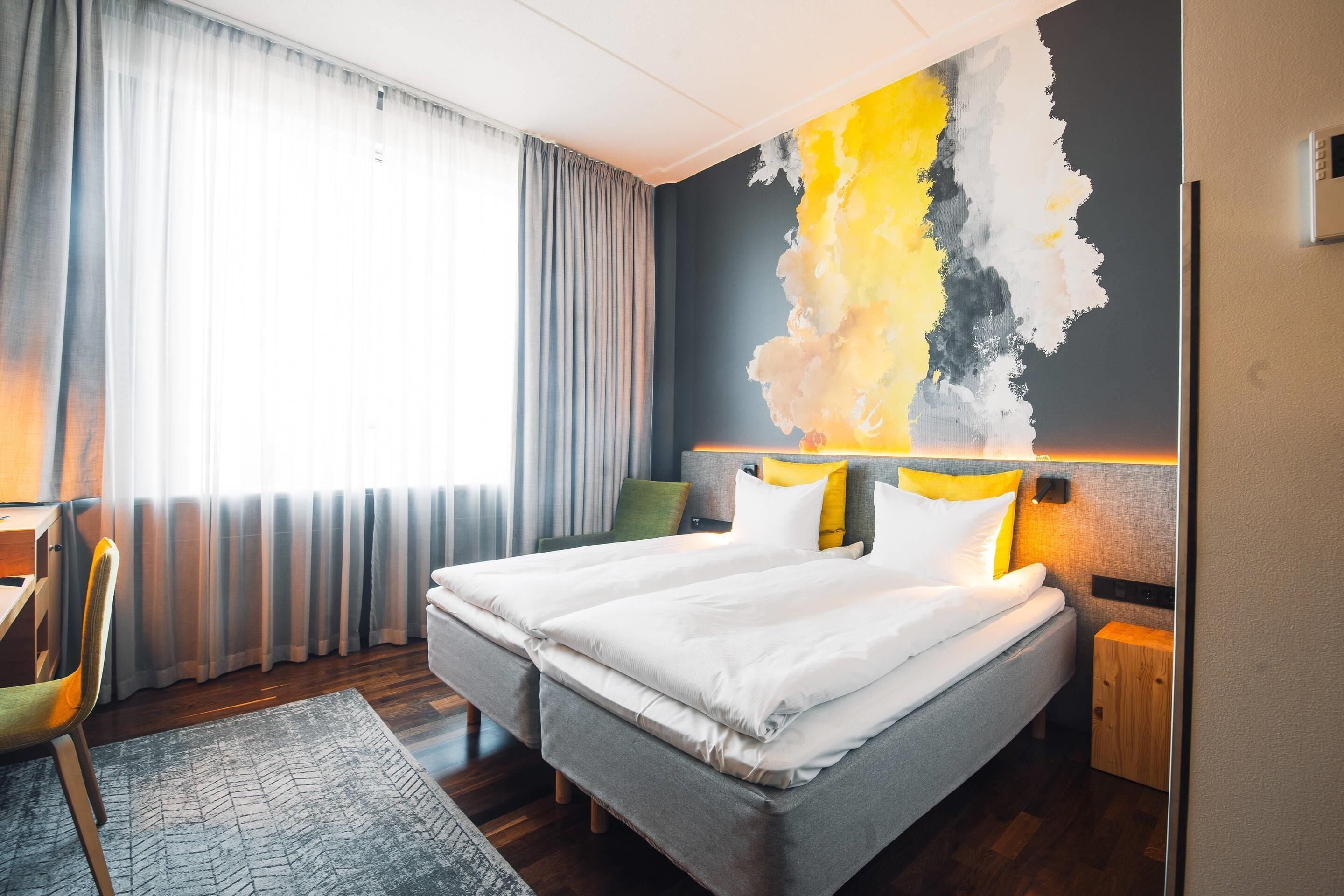 Standard Room, 1 Queen Bed, Non Smoking | Hypo-allergenic bedding, minibar, in-room safe, desk