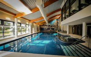 2 sisäuima-allasta, 2 ulkouima-allasta, aurinkotuoleja