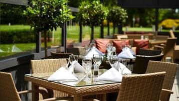 2 restaurants; breakfast, lunch, dinner and brunch served
