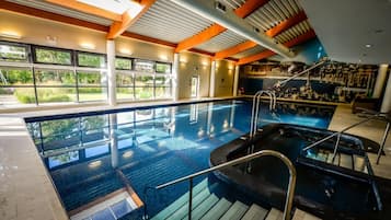 2 Innenpools, 2 Außenpools, Liegestühle