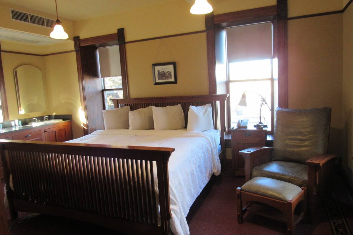 room, 1 king bed | 1 bedroom, premium bedding, rollaway beds, free wifi