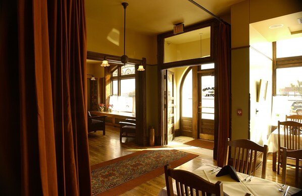 Interior entrance - Midland Railroad Hotel (Wilson)