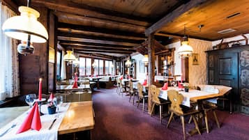2 restaurants servant le petit déjeuner, spécialités Cuisine française