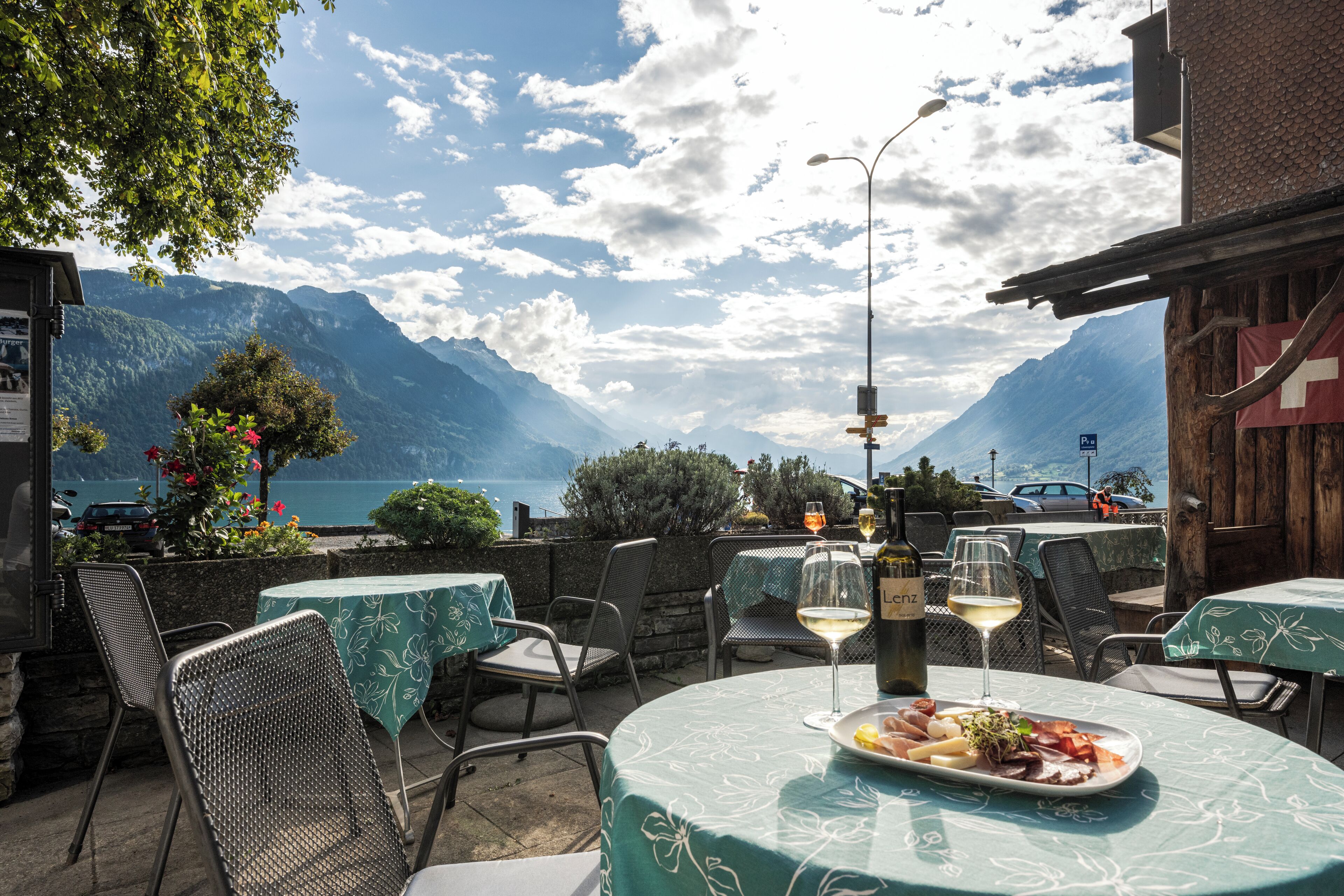 2 restaurants; breakfast, lunch, dinner and brunch served 
