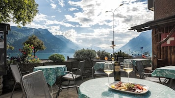 2 restaurants; breakfast, lunch, dinner and brunch served