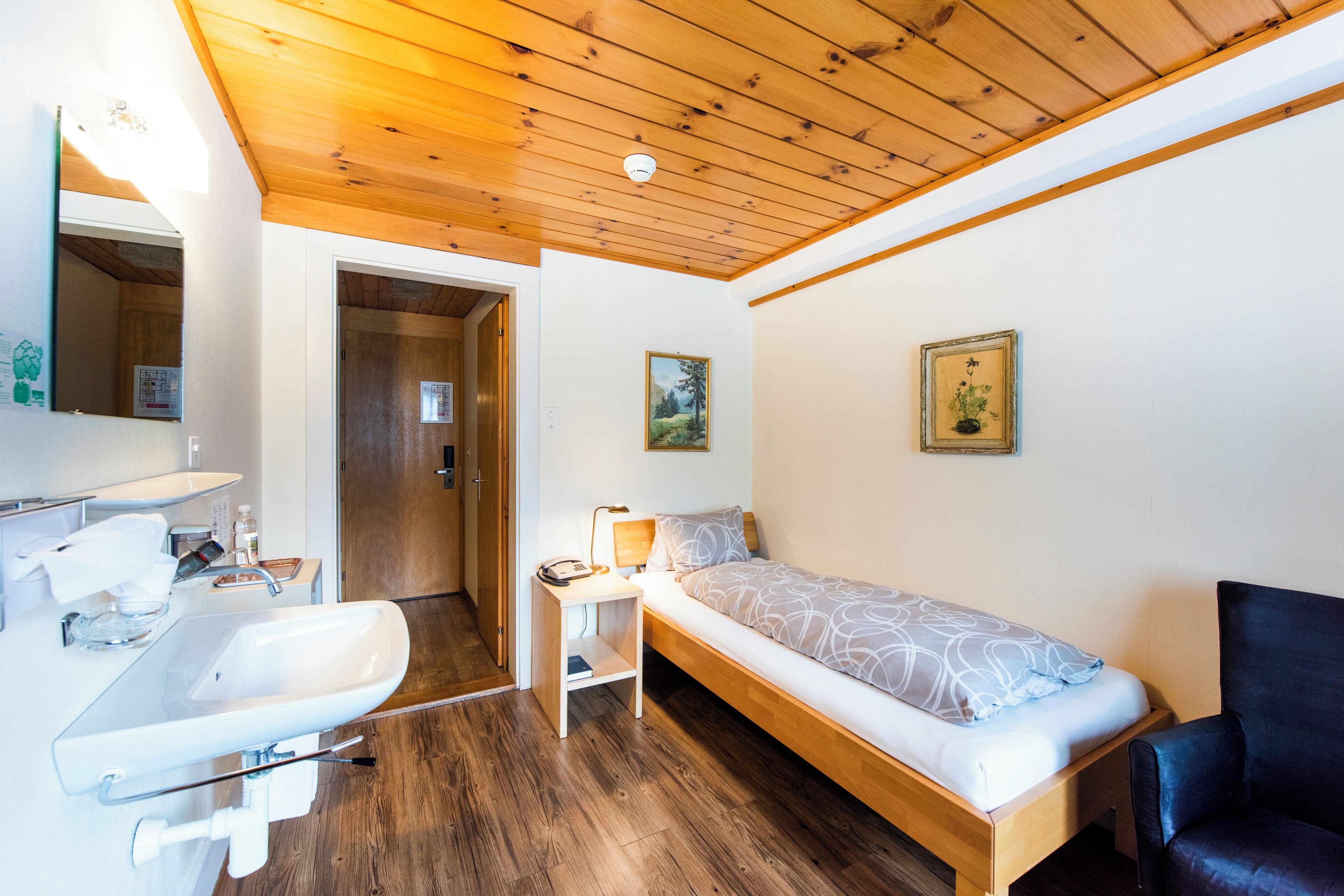 single room | in-room safe, blackout curtains, free wifi, bed sheets