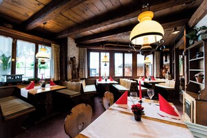 2 restaurants, breakfast, lunch, dinner served; French cuisine
