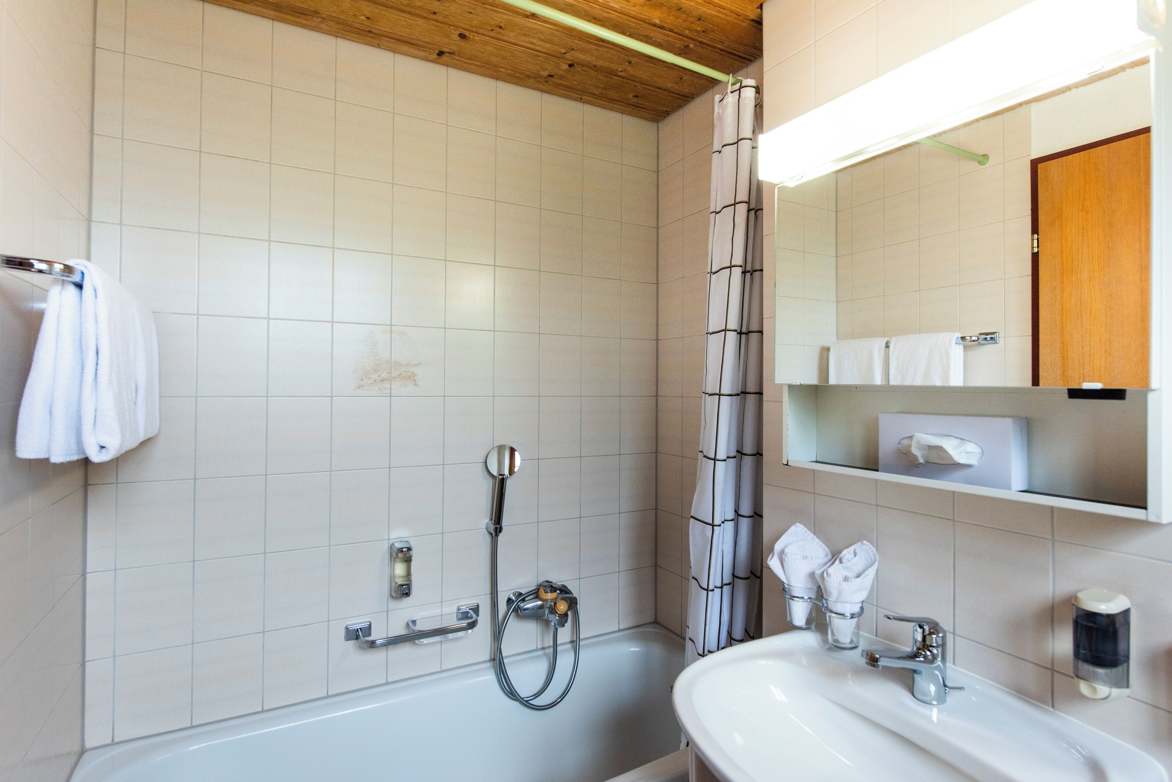 Un baño con bañera, ducha y lavabo.
