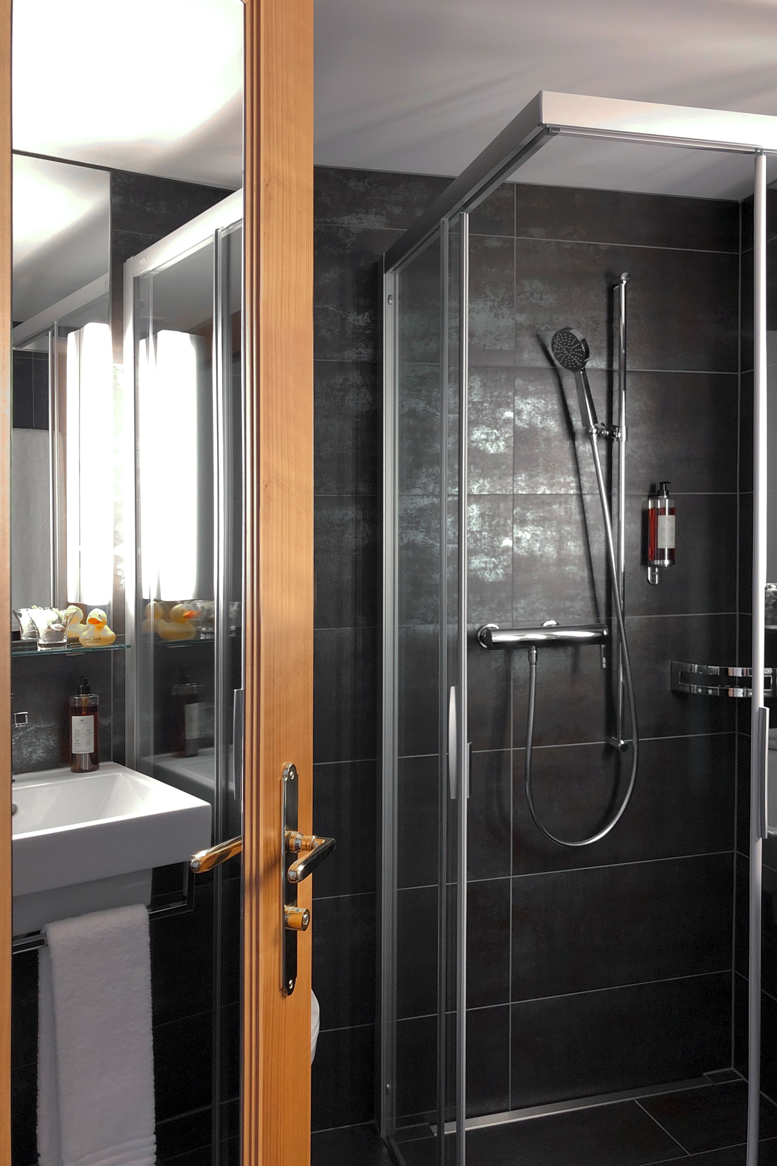 deluxe single room | bathroom | shower, free toiletries, towels