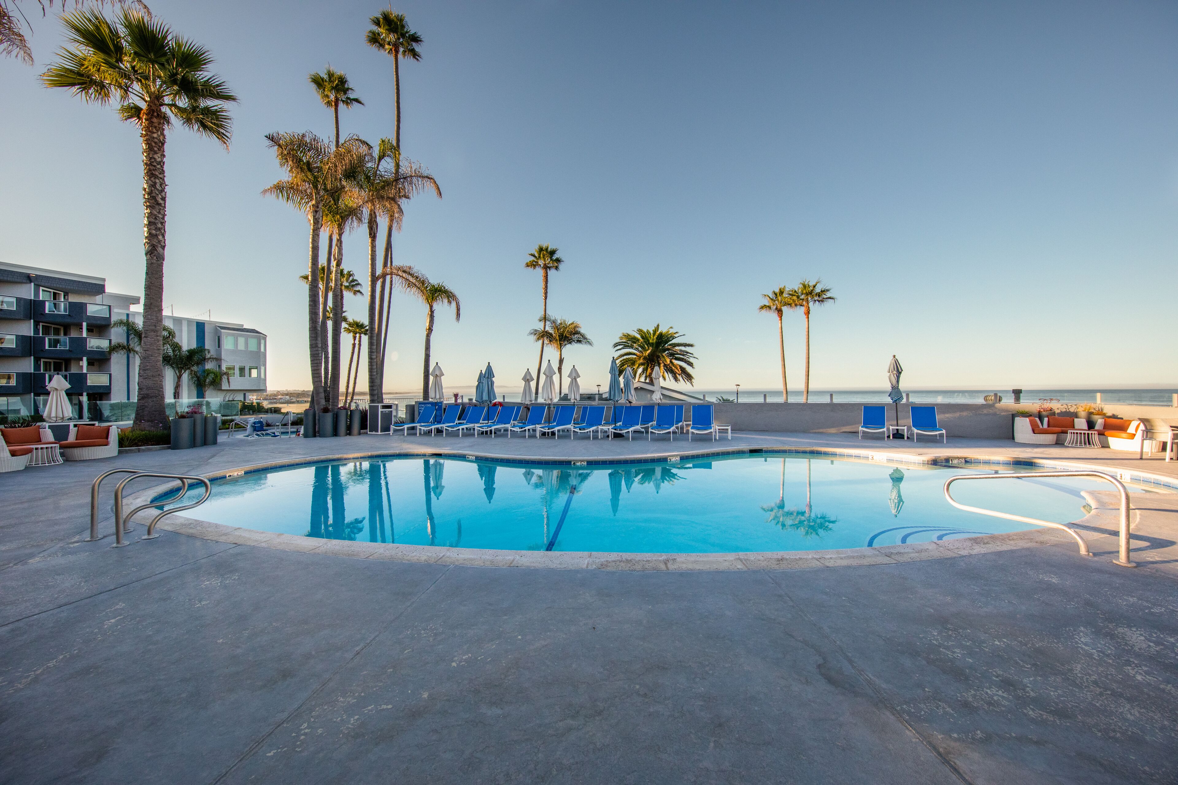 室外游泳池，開放時間為 08:00 至 09:30，提供泳池遮陽傘和日光浴躺椅