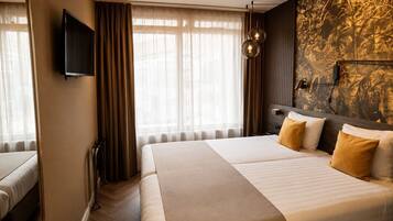 Comfort tweepersoonskamer, 2 eenpersoonsbedden | Een kluis op de kamer, een bureau, verduisterende gordijnen