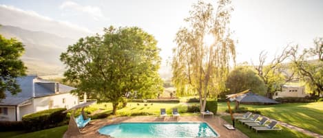Alberca al aire libre y camastros