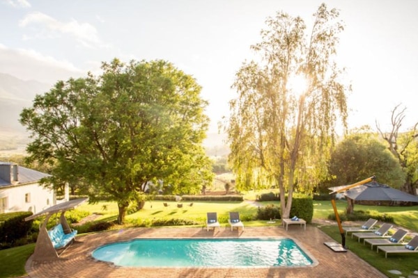 Alberca al aire libre y camastros