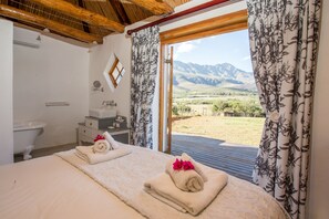 Tannie Stien's Cottage | Premium bedding, individually decorated, desk, blackout drapes - Swartberg Country Manor (Oudtshoorn)