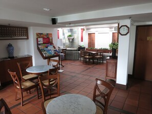 Free daily buffet breakfast - Perak Hotel (Singapore)