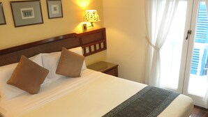In-room safe, desk, bed sheets - Perak Hotel (Singapore)