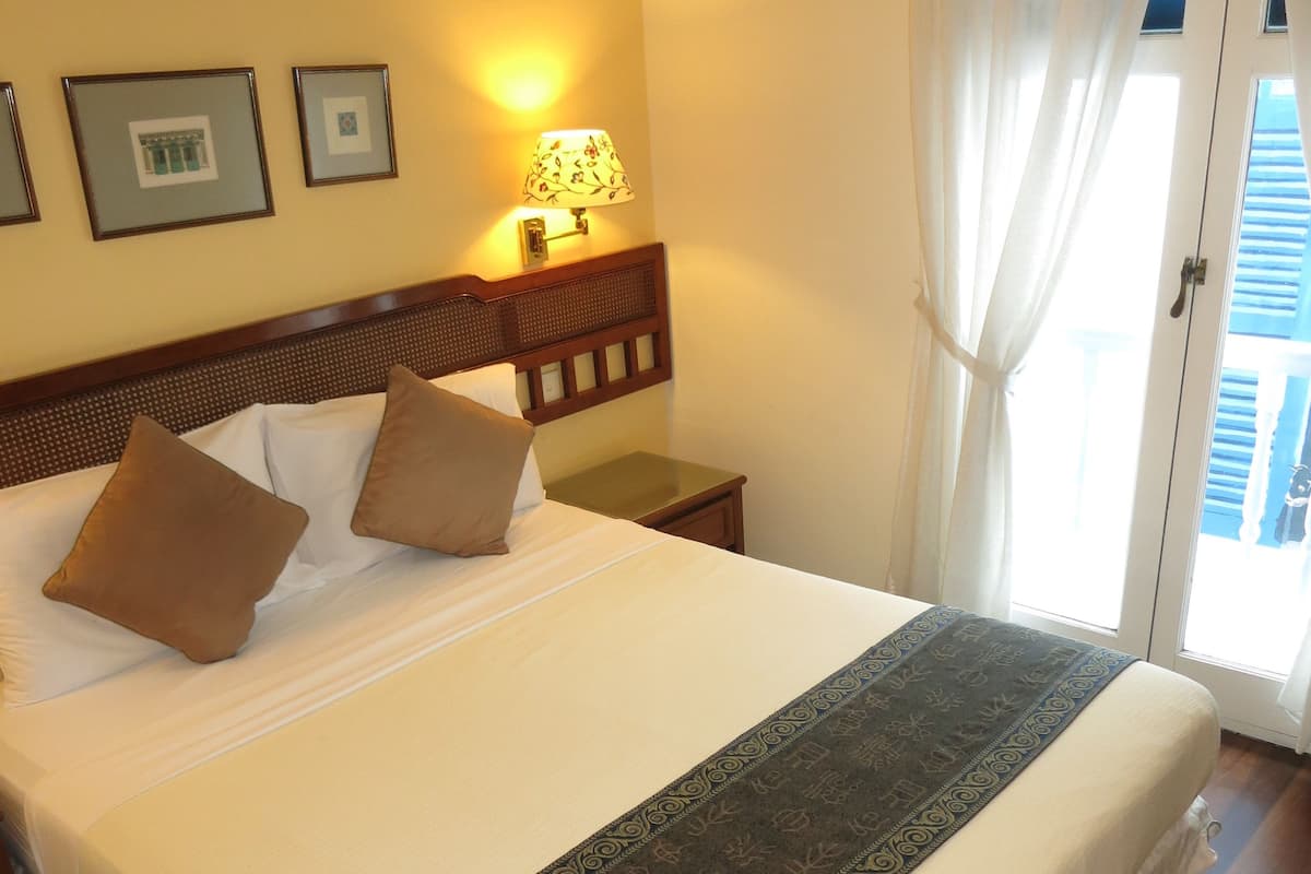 In-room safe, desk, bed sheets