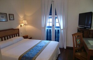 In-room safe, desk, free wired internet, bed sheets - Perak Hotel (Singapore)