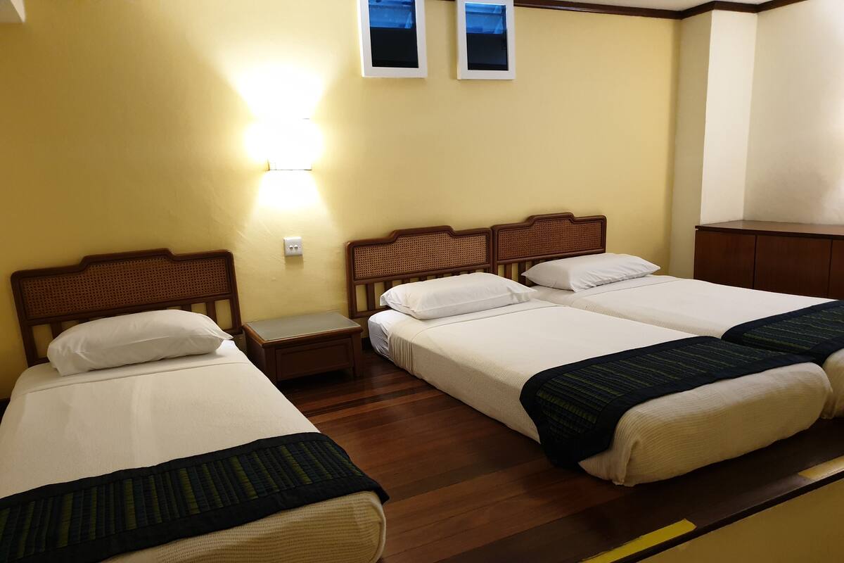Triple Room | In-room safe, desk, bed sheets