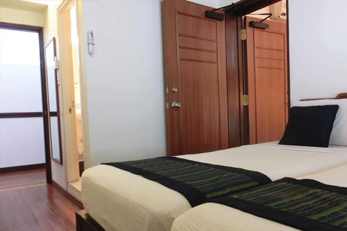 In-room safe, desk, bed sheets