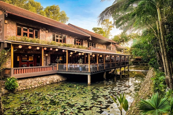 2 restaurants, breakfast served