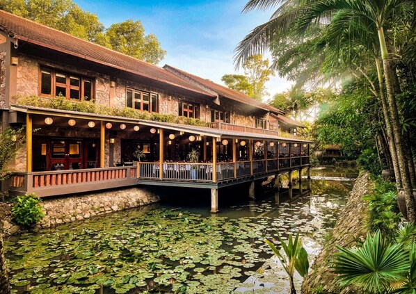 2 restaurants, breakfast served