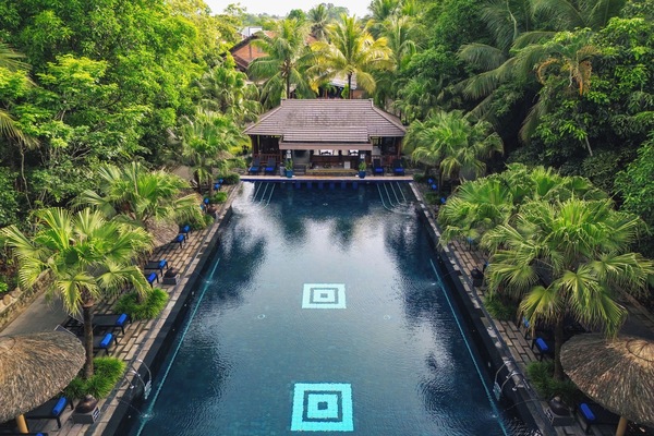 3 piscines extérieures