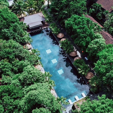 3 outdoor pools