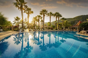 Indoor pool, 2 outdoor pools, open 10:00 AM to 7:00 PM, pool umbrellas - Dalyan Resort - Special Class (Ortaca)