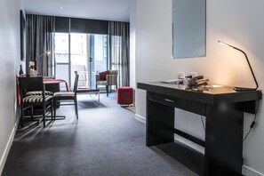 Executive One Bedroom Apartment | Minibar, individually furnished, desk, blackout curtains - Adara Hotel Richmond (Richmond)