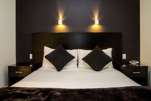 Minibar, individually furnished, desk, blackout curtains - Adara Hotel Richmond (Richmond)