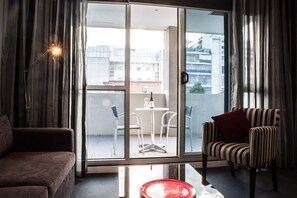Minibar, muebles diferentes, escritorio y cortinas blackout 