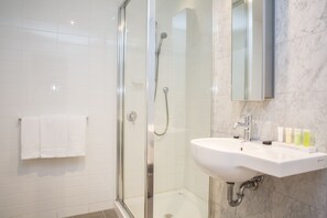 Ducha y bañera combinadas y artículos de higiene personal gratuitos