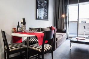 Minibar, individually furnished, desk, blackout curtains - Adara Hotel Richmond (Richmond)