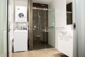 Minibar, individually furnished, desk, blackout curtains - Adara Hotel Richmond (Richmond)