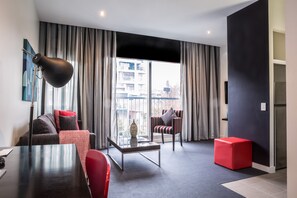 Executive One Bedroom Apartment | Minibar, individually furnished, desk, blackout curtains - Adara Hotel Richmond (Richmond)