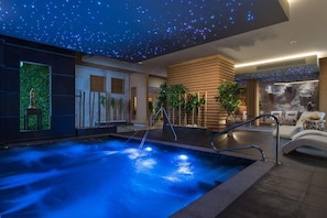 Indoor pool, outdoor pool, pool umbrellas, sun loungers - Hotel Palace (Varna)