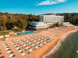 Playa privada, sombrillas