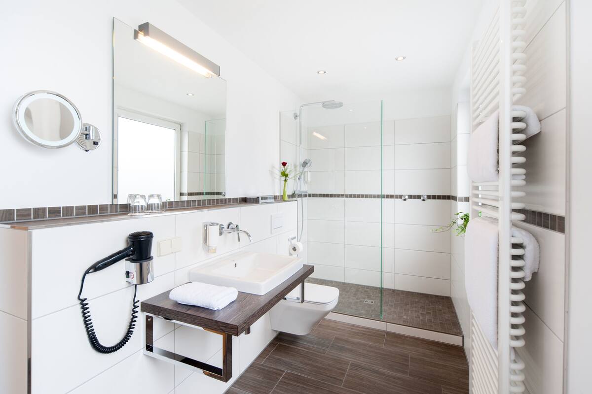 comfort double room | bathroom | hair dryer, towels, soap, shampoo