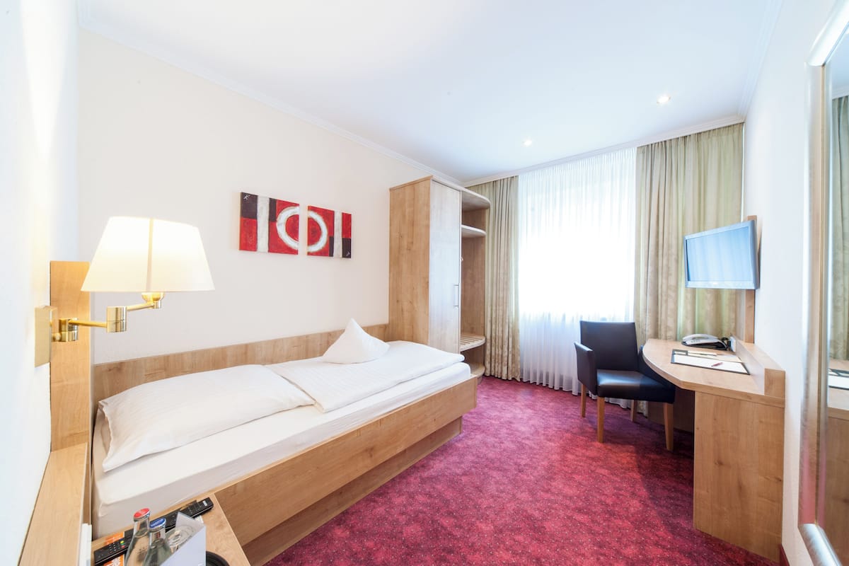 Enkeltrom – classic | Allergitestet sengetøy, skrivebord og skrivebord for bærbar PC