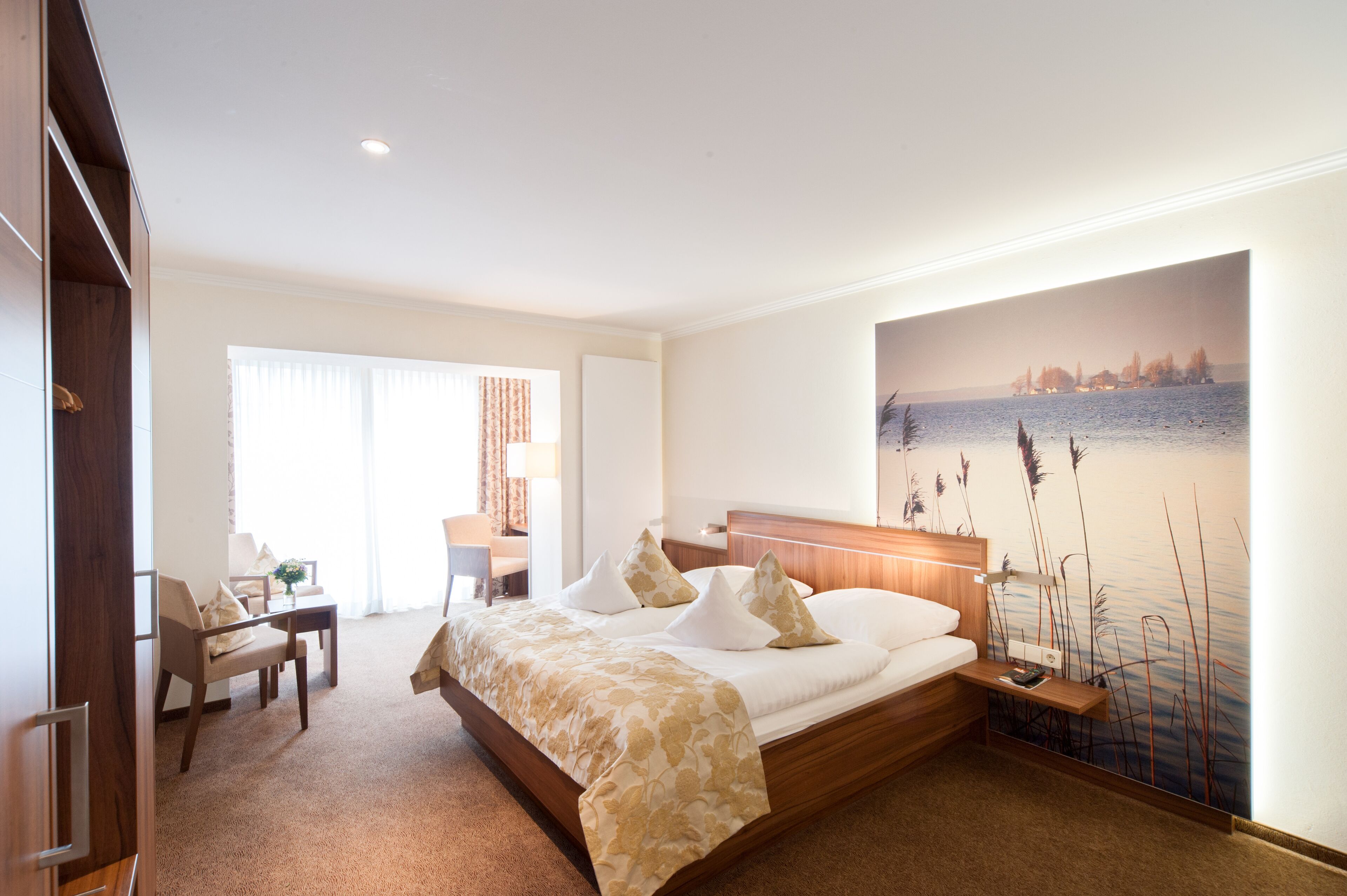 1 bedroom, hypo-allergenic bedding, desk, laptop workspace