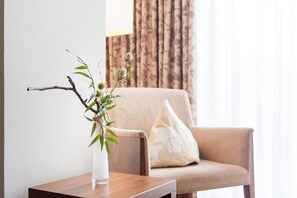 Dobbeltrom – comfort | Allergitestet sengetøy, skrivebord og skrivebord for bærbar PC