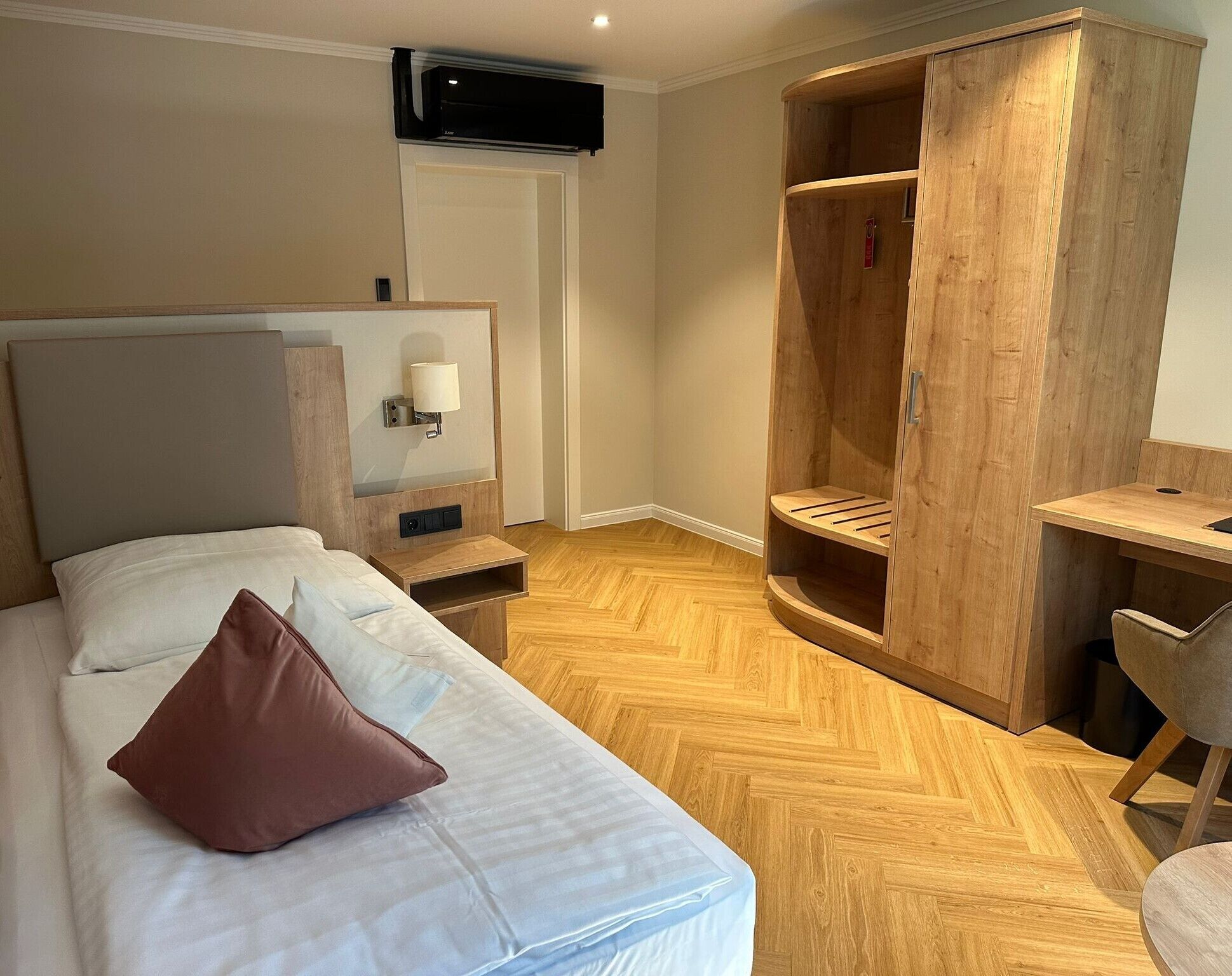 Chambre Simple Affaires | Literie hypoallergénique, bureau