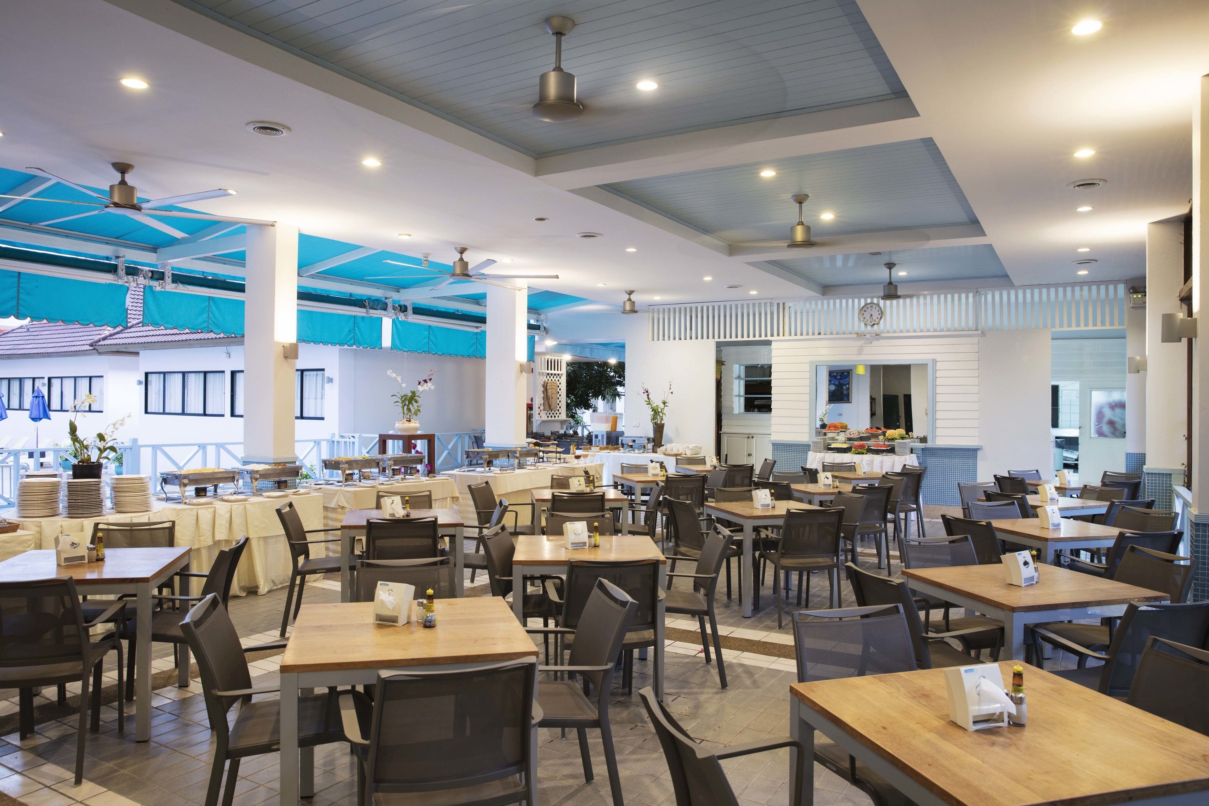 Daily cooked-to-order breakfast (THB 350 per person)