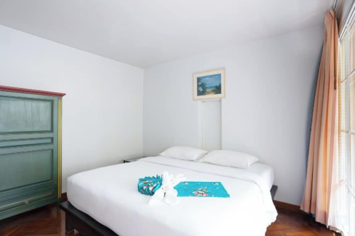 In-room safe, soundproofing, WiFi (free)
