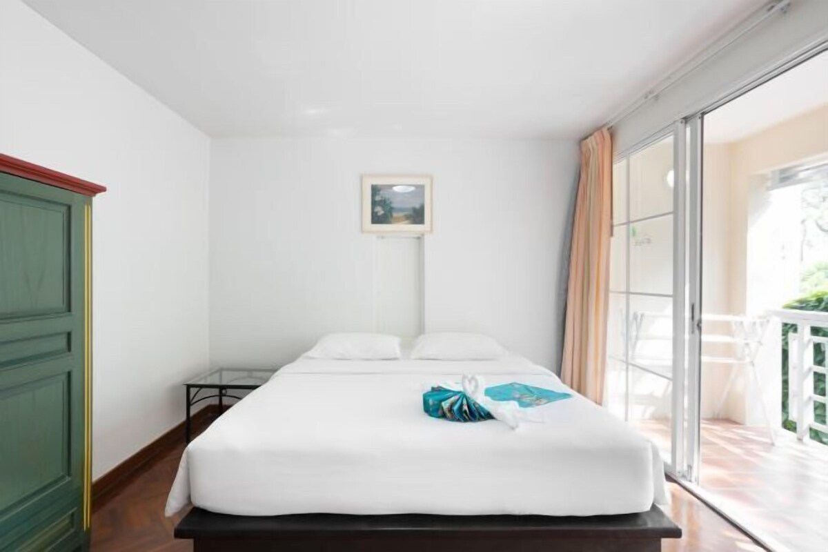 In-room safe, soundproofing, WiFi (free)