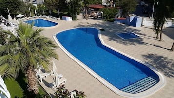 2 outdoor pools, pool loungers