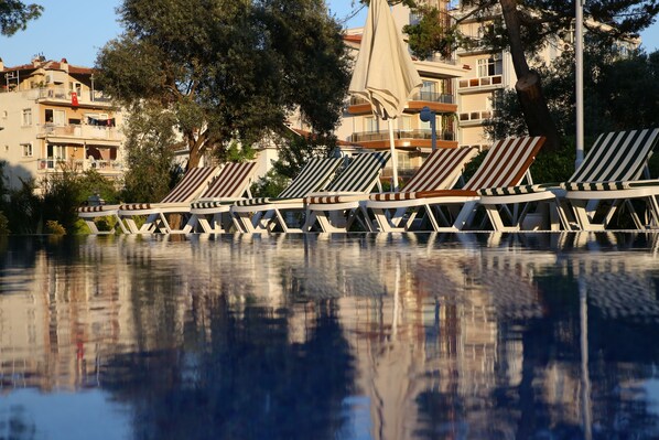 2 outdoor pools, pool loungers