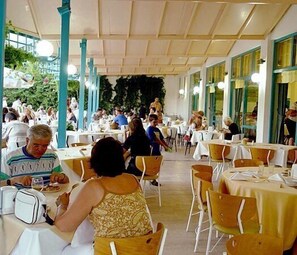 تقديم الإفطار والغداء